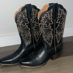 Ariat women’s cowboy boots